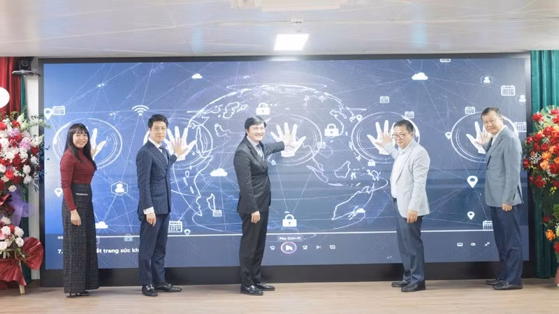 Lãnh đạo Sở Y tế và các đại biểu ấn nút ra mắt giao diện Trang điện tử chuyên ngành "Sức khỏe Thủ đô".