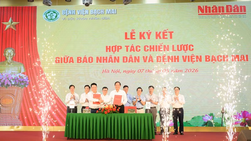 Lãnh đạo Báo Nhân Dân và Bệnh viện Bạch Mai ký kết hợp tác chiến lược giữa hai cơ quan.