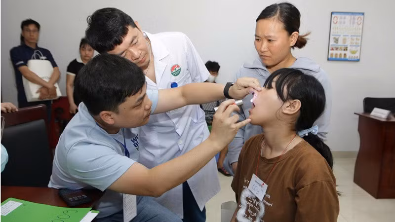 Các bác sĩ Bệnh viện Hữu nghị Việt Nam-Cuba khám sàng lọc trẻ khe hở môi-vòm miệng trên địa bàn huyện Ba Vì (thành phố Hà Nội).