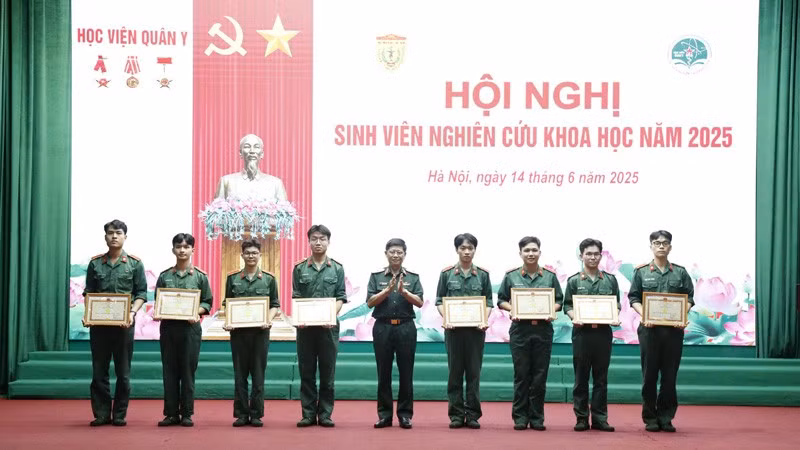 Lãnh đạo Học viện Quân Y trao Bằng khen cho các tác giả đoạt giải.