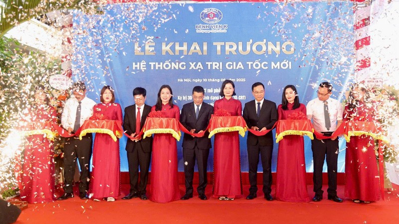 Lãnh đạo Cục Quản lý khám, chữa bệnh (Bộ Y tế), Bệnh viện K cắt băng khai trương Hệ thống xạ trị mới. bvk3.jpg