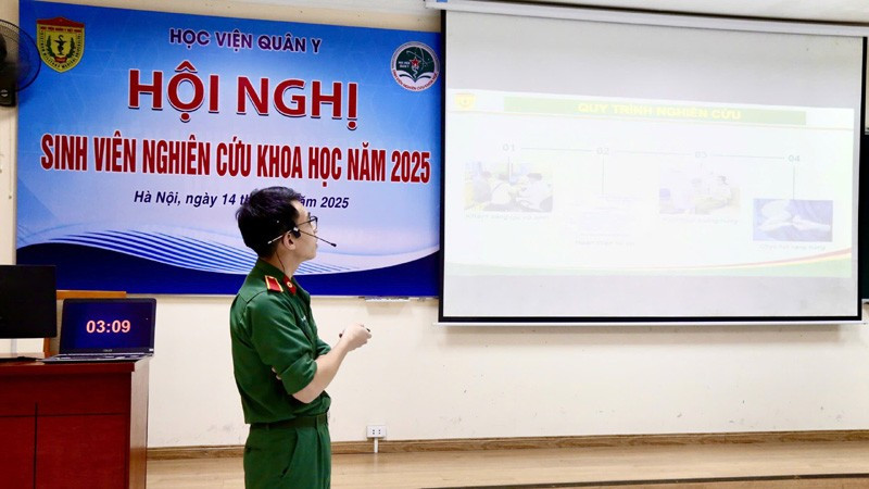 Các học viên trình bày các công trình nghiên cứu trước Hội đồng giám khảo. hvqy1.jpg