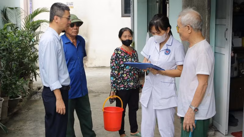 Cán bộ y tế hướng dẫn người dân trên địa bàn thành phố Hà Nội thực hiện các biện pháp phòng, chống các bệnh truyền nhiễm tại cộng đồng.