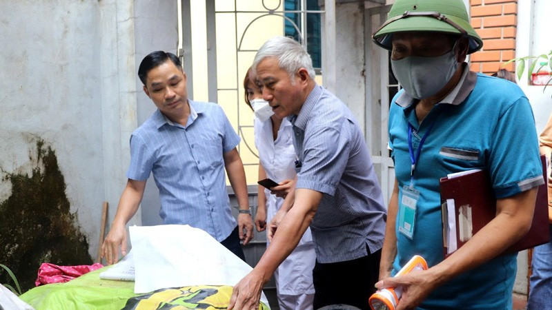 Lãnh đạo Trung tâm Kiểm soát bệnh tật thành phố Hà Nội kiểm tra công tác phòng, chống dịch bệnh tại các địa phương trên địa bàn. kmt1111.jpg