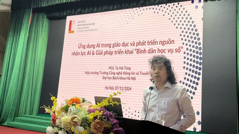 Đại diện Trường Công nghệ thông tin và Truyền thông (Đại học Bách khoa Hà Nội) trình bày chuyên đề tại buổi tập huấn. hvqy5.jpg