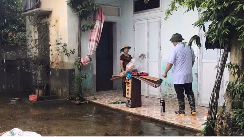 Cán bộ y tế hướng dẫn người dân trên địa bàn Hà Nội vệ sinh môi trường sau mưa bão.
