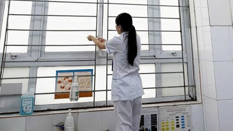 Các y, bác sĩ Bệnh viện đa khoa Vân Đình gia cố hệ thống cửa tại các khoa, phòng so-3.jpg