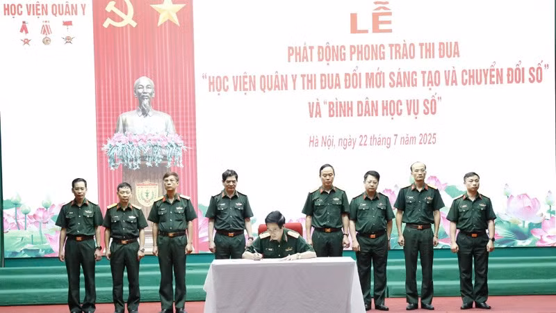 Các khối trực thuộc Học viện Quân y ký kết Giao ước thi đua tại Lễ phát động phong trào.