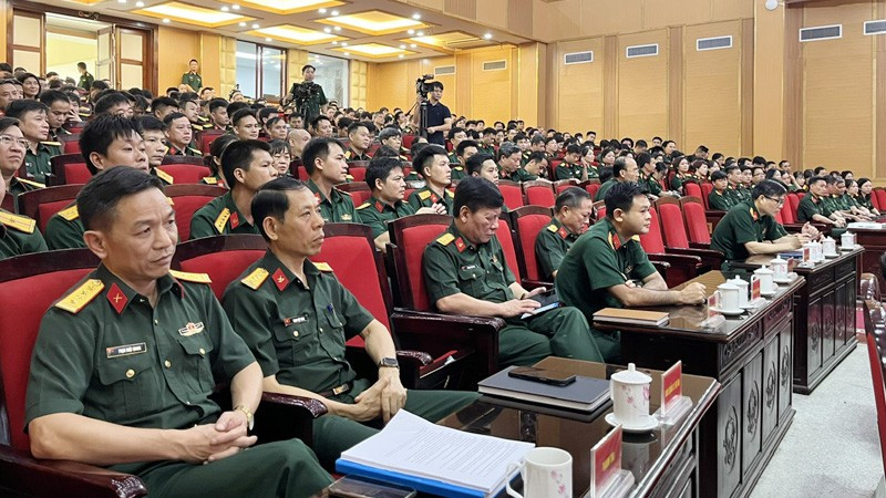 Các đại biểu dự Lễ phát động phong trào thi đua. hvqy3.jpg