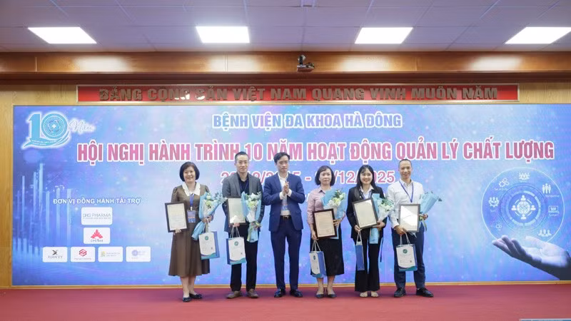 Tiến sĩ, Bác sĩ Nguyễn Thành Vinh tặng hoa và quà lưu niệm cho các báo cáo viên đến từ các bệnh viện.