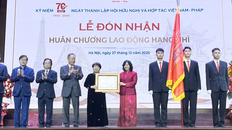 Đồng chí Bùi Thị Minh Hoài, Ủy viên Bộ Chính trị, Bí thư Trung ương Đảng, Bí thư Đảng ủy Mặt trận Tổ quốc, các đoàn thể Trung ương, Chủ tịch Ủy ban Trung ương Mặt trận Tổ quốc Việt Nam, trao tặng Huân chương Lao động hạng Nhì cho Hội Hữu nghị và Hợp tác Việt Nam-Pháp.