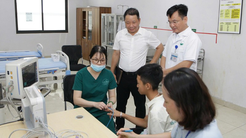 Lãnh đạo Bệnh viện Hữu nghị Việt Nam-Cuba kiểm tra công tác khám sàng lọc cho trẻ tại chương trình. bv2.jpg