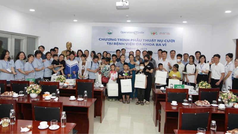 Tặng quà cho trẻ được phẫu thuật tại chương trình. bv3.jpg