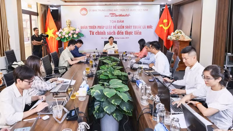 Toàn cảnh buổi tọa đàm "Hoàn thiện pháp luật để kiểm soát thuốc lá mới: Từ thực tiễn đến chính sách".