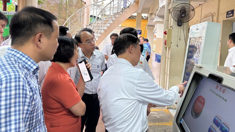 Hội đồng thẩm định tiến hành kiểm tra, khảo sát cơ sở hạ tầng trang thiết bị để triển khai bệnh án điện tử. cb2.jpg