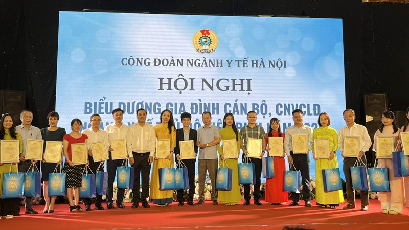 Lãnh đạo Liên đoàn Lao động thành phố Hà Nội trao Giấy Công nhận và quà cho các gia đình tiêu biểu tại hội nghị. cd6.jpg