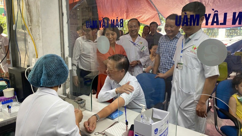 Hội đồng thẩm định tiến hành kiểm tra, khảo sát cơ sở hạ tầng trang thiết bị để triển khai bệnh án điện tử. cb3.jpg