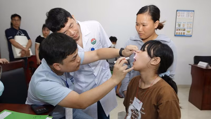 Các y, bác sĩ Bệnh viện Hữu nghị Việt Nam-Cuba khám sàng lọc cho trẻ tại chương trình.