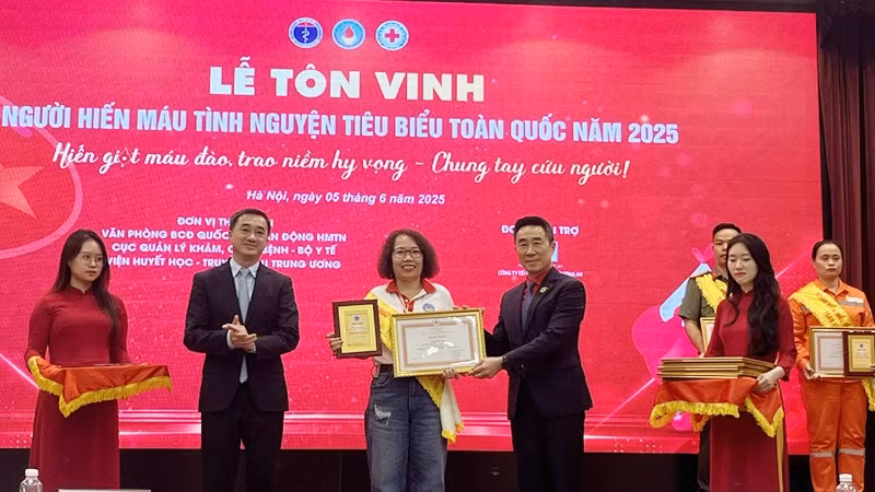 Lãnh đạo Bộ Y tế, Trung ương Hội Chữ thập đỏ Việt Nam trao tặng bằng khen, biểu trưng cho các cá nhân tiêu biểu tại Lễ tôn vinh.