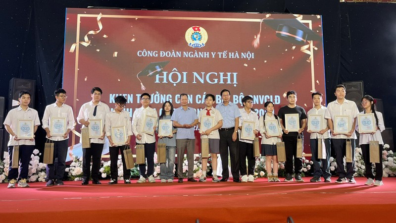 Lãnh đạo Liên đoàn Lao động thành phố, Sở Y tế Hà Nội trao phần thưởng cho các học sinh giỏi tại Hội nghị. cd4.jpg