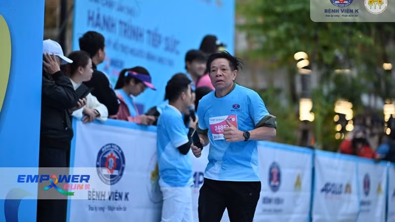 Ông Nguyễn Tiến Phúc tham gia Giải chạy "Hành trình tiếp sức năm" 2024 do Bệnh viện K (Bộ Y tế) tổ chức.