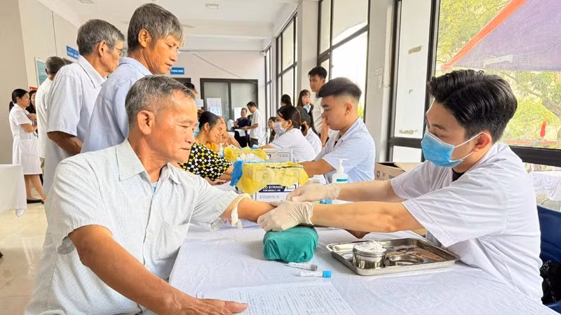 Người dân trên địa bàn xã Tiến Thắng (thành phố Hà Nội) tham gia khám sức khỏe và lập hồ sơ sức khỏe điện tử trọn đời.