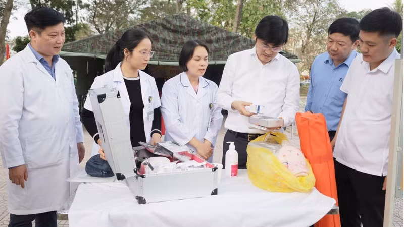 Giám đốc Sở Y tế Hà Nội Nguyễn Trọng Diện kiểm tra các đơn vị phục vụ y tế bắn pháo hoa Tết Nguyên đán Bính Ngọ 2026 trên địa bàn Hà Nội.