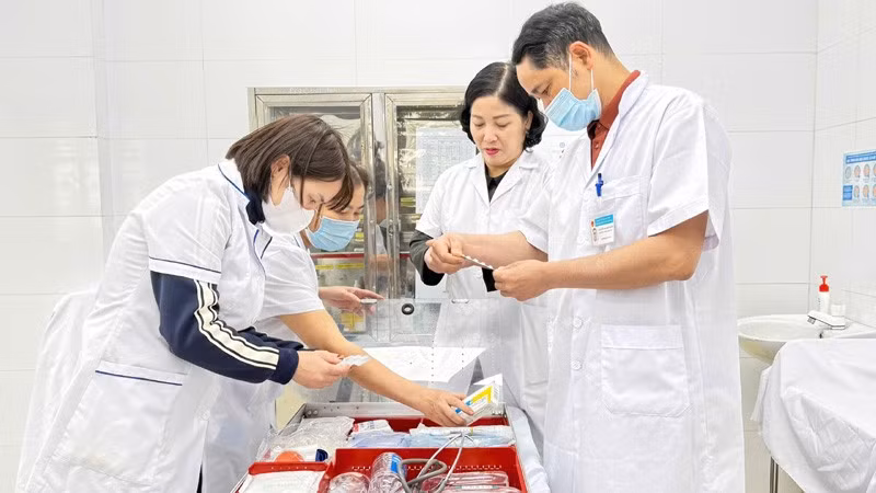 Cán bộ y tế Trạm Y tế xã Quang Minh (Hà Nội) kiểm tra trang thiết bị, thuốc, hóa chất phục vụ công tác khám, chữa bệnh; phòng, chống dịch bệnh trên địa bàn dịp Tết Nguyên đán Bính Ngọ.