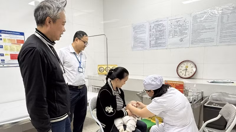 Các y, bác sĩ cho trẻ trong độ tuổi trên địa bàn phường Xuân Đỉnh (thành phố Hà Nội) uống vaccine Rota phòng bệnh tiêu chảy cấp do virus Rota.