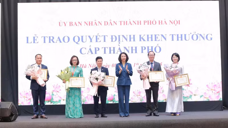 Lãnh đạo Ủy ban nhân dân thành phố Hà Nội trao tặng Bằng khen cho các đơn vị, cá nhân tại lễ ra mắt Hội Nhi khoa thành phố Hà Nội.
