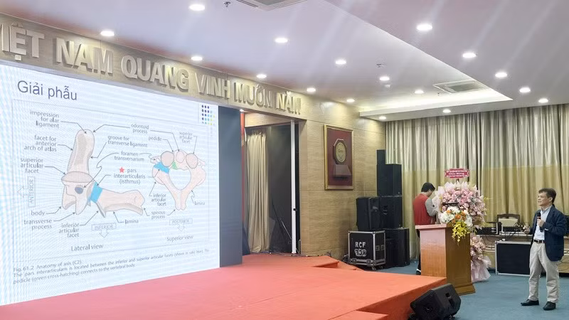 Các diễn giả trình bày tham luận lĩnh vực phẫu thuật cấp cứu thần kinh tại hội thảo.