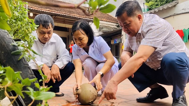 Cán bộ y tế Hà Nội tăng cường giám sát, bảo đảm an toàn cho nhân dân trên địa bàn.