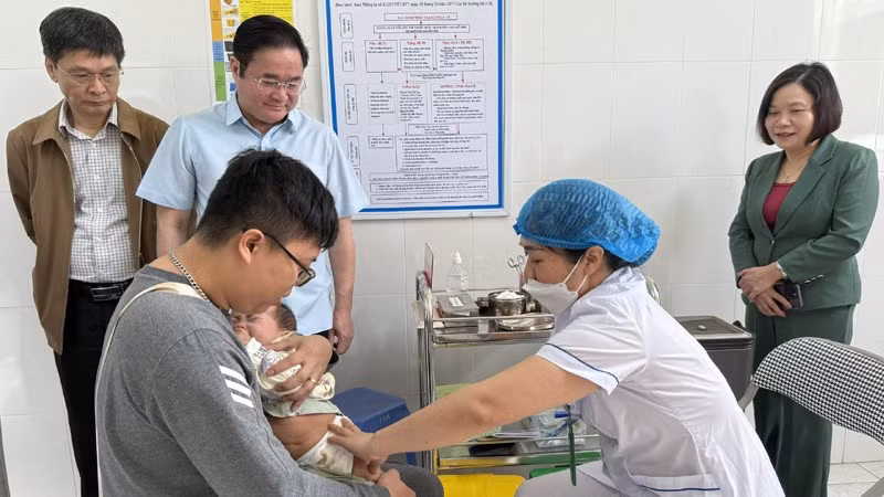Tiêm vaccine phòng bệnh cho trẻ em trên địa bàn Hà Nội.