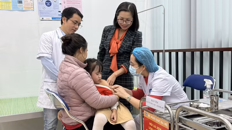 Y, bác sĩ Trạm Y tế phường Nghĩa Đô tiêm vaccine cho trẻ trên địa bàn để phòng các bệnh truyền nhiễm.
