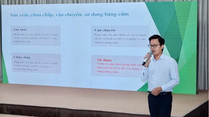 Các diễn giả trao đổi, cung cấp thông tin về thuốc lá điện tử, thuốc lá nung nóng.