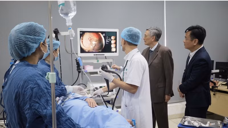 Các y, bác sĩ Bệnh viện đa khoa thực hiện các kỹ thuật trên hệ thống nội soi tiêu hóa do gia đình Giáo sư Đào Văn Long trao tặng.