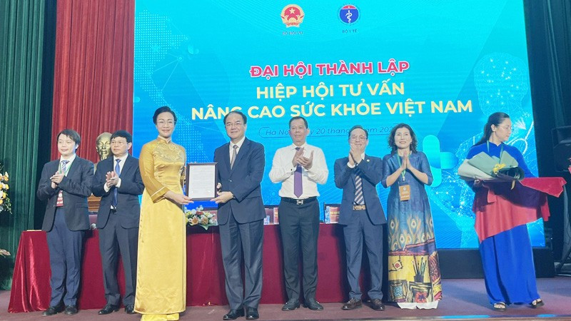 Lãnh đạo Bộ Nội vụ trao Quyết định thành lập Hiệp hội. dh4.jpg