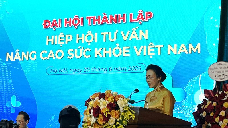 Phó Giáo sư, Tiến sĩ Phạm Thanh Bình, Trưởng Ban vận động thành lập Hiệp hội tư vấn nâng cao sức khỏe Việt Nam báo cáo tại Đại hội. dh1.jpg