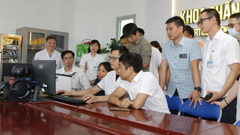 Lãnh đạo Bệnh viện đa khoa Hà Đông kiểm tra trang thiết bị phục vụ triển khai bệnh án điện tử phục vụ khám, chữa bệnh cho người dân tại đơn vị hd1.jpg