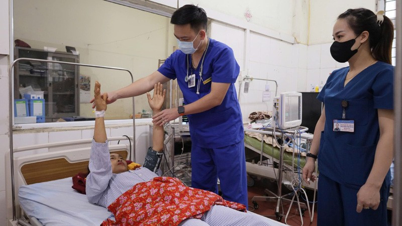 Bác sĩ Nguyễn Văn Nhất đang kiểm tra sức khỏe của bệnh nhân bị sét đánh. sd2.jpg
