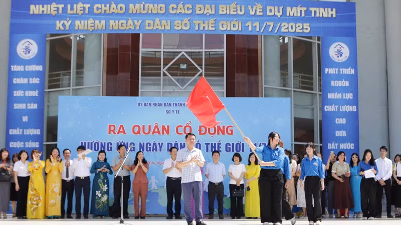 Các đại biểu tham dự phát động ra quân cổ động hưởng ứng Ngày dân số thế giới (11/7).