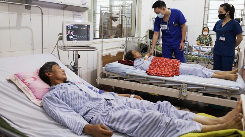 Các bác sĩ kiểm tra sức khỏe 2 bệnh nhân bị sét đánh đang điều trị tại Bệnh viện đa khoa Thanh Oai (Hà Nội).