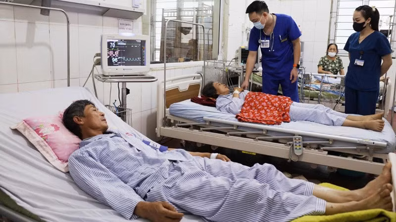 Các bác sĩ kiểm tra sức khỏe 2 bệnh nhân bị sét đánh đang điều trị tại Bệnh viện đa khoa Thanh Oai (Hà Nội).