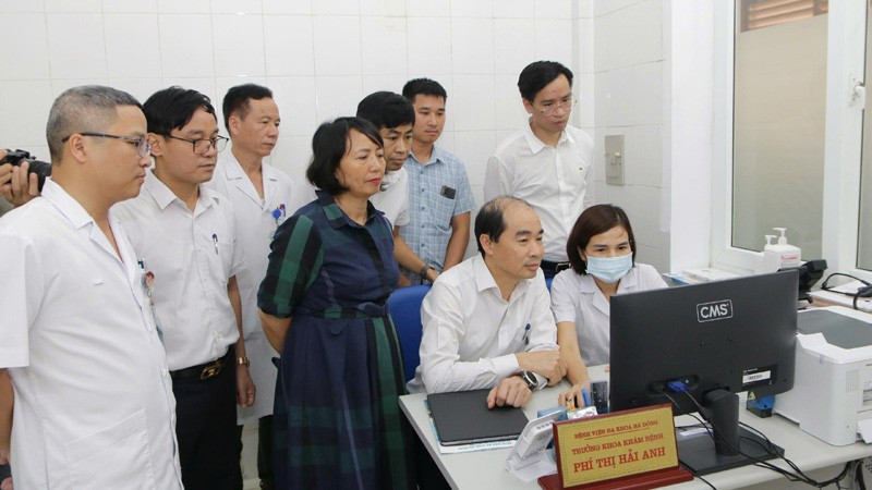 Lãnh đạo Sở Y tế theo dõi quy trình triển khai bệnh án điện tử trên hệ thống của Bệnh viện đa khoa Hà Đông hd2.jpg