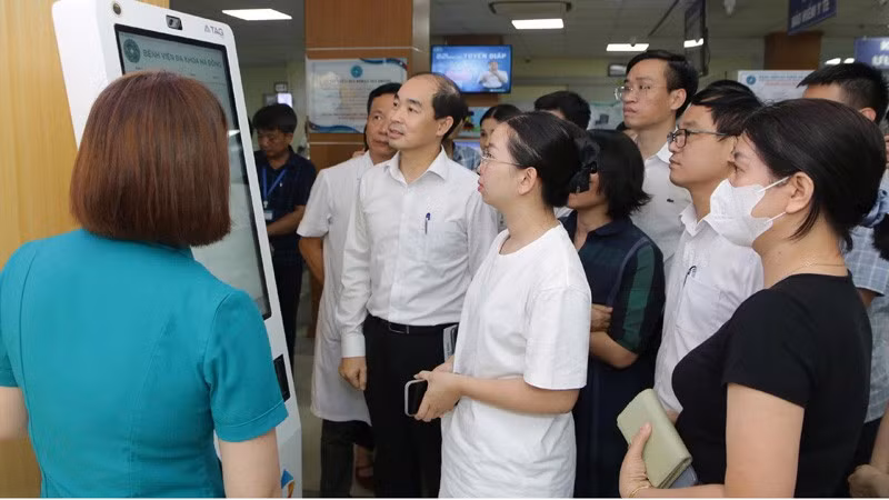 Lãnh đạo Sở Y tế Hà Nội kiểm tra trang thiết bị phục vụ triển khai bệnh án điện tử tại Bệnh viện đa khoa Hà Đông