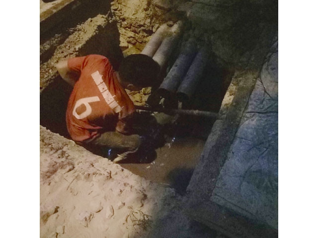 Lực lượng chức năng phát hiện chủ đầu tư xả trộm nước thải ra môi trường.