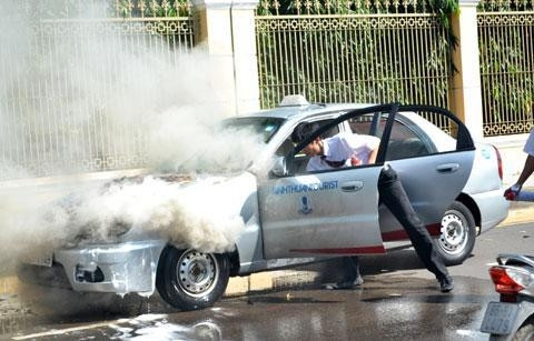 Bình Thuận: Lần đầu tiên xe taxi bị cháy