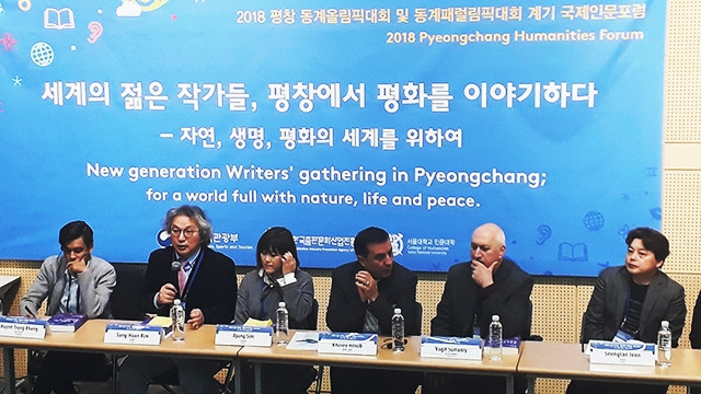 Thảo luận về chủ đề hòa bình.