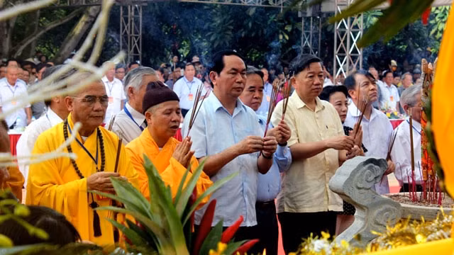 Đồng chí Trần Đại Quang cùng các đại biểu dâng hương tại đền An Sinh - Đông Triều.