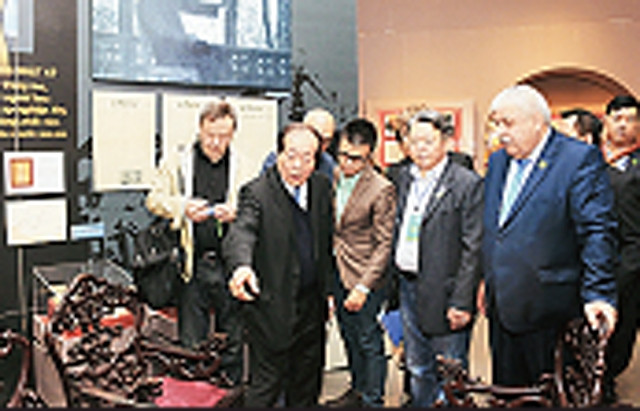 Nhà thơ Hữu Thỉnh (thứ hai từ trái sang)cùng các đại biểu quốc tế tham quan Bảo tàng Văn học Việt Nam.